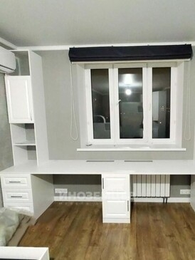 Белый угловой шкаф в детскую комнату с распашными дверцами и зеркалом
