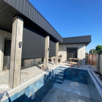 Рулонные шторы мини на лоджии, балконе блэк аут