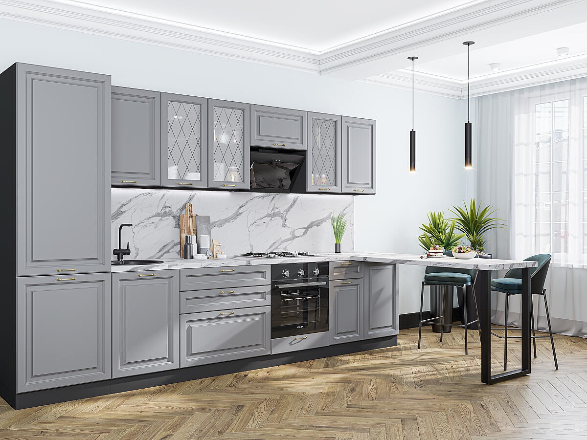 Кухонный гарнитур серого цвета с классической филенкой на фасадах, есть пенал и встроенная техника