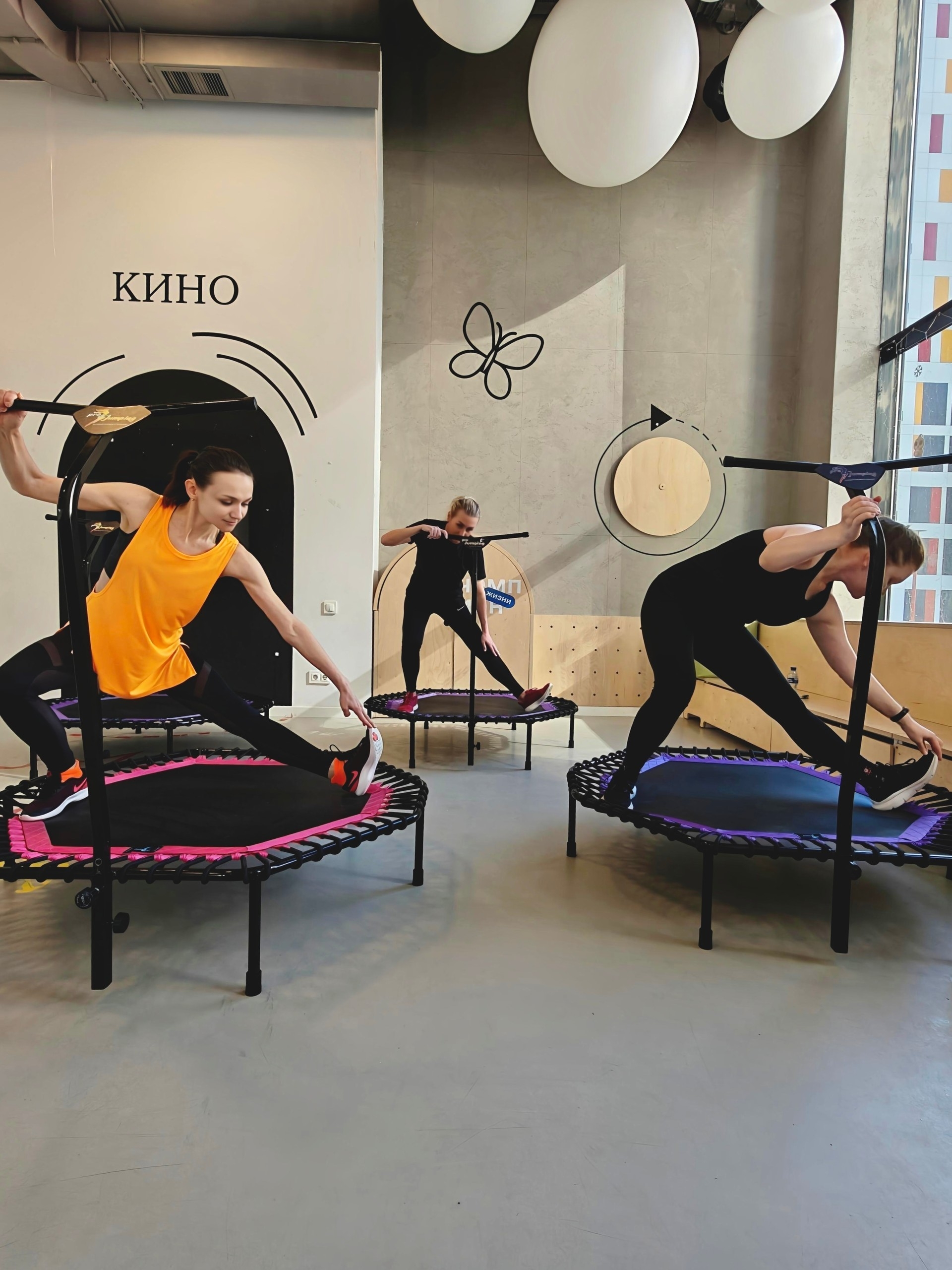 Групповая тренировка джампинг фитнес на батутах в Красногорске