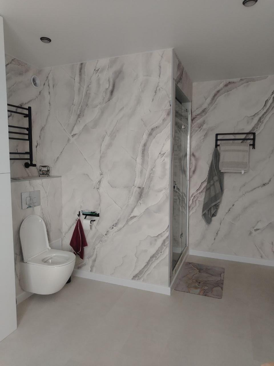 Oblicovka_gibkim_mramorom_Seryj_Oniks