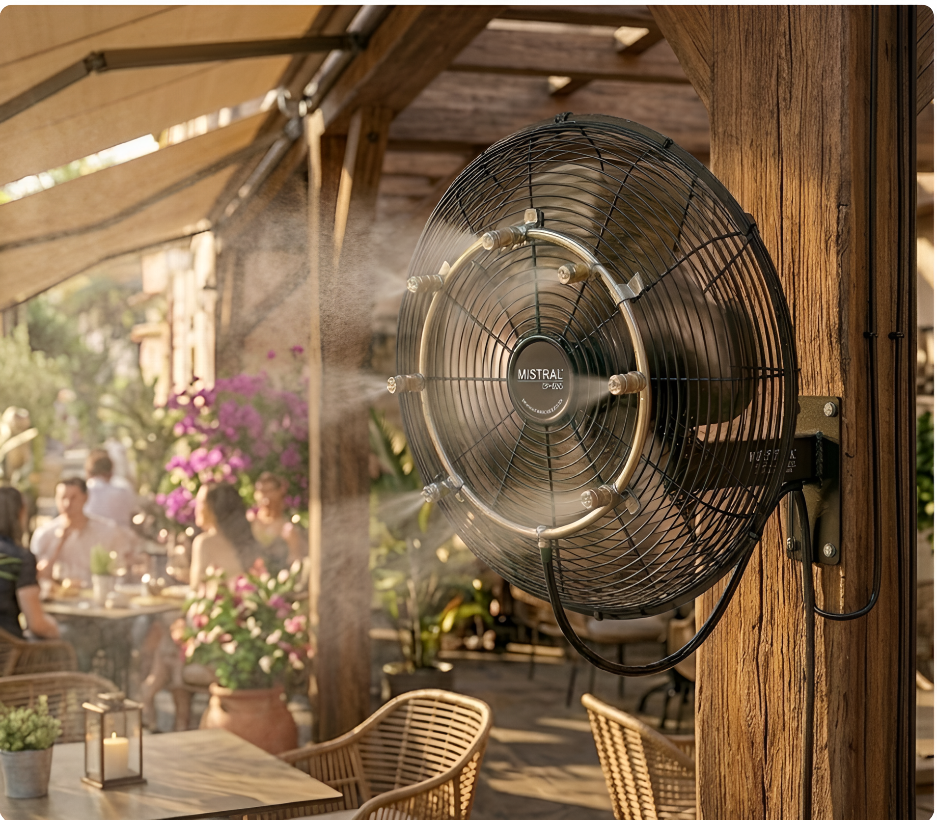 вентилятор с системой холодного тумана для охлаждения летней площадки кафе