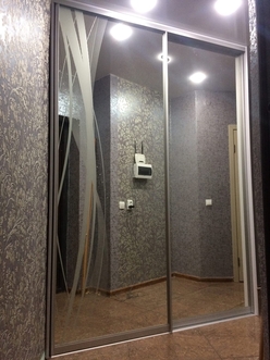 Шкаф купе с зеркальными дверьми угловой