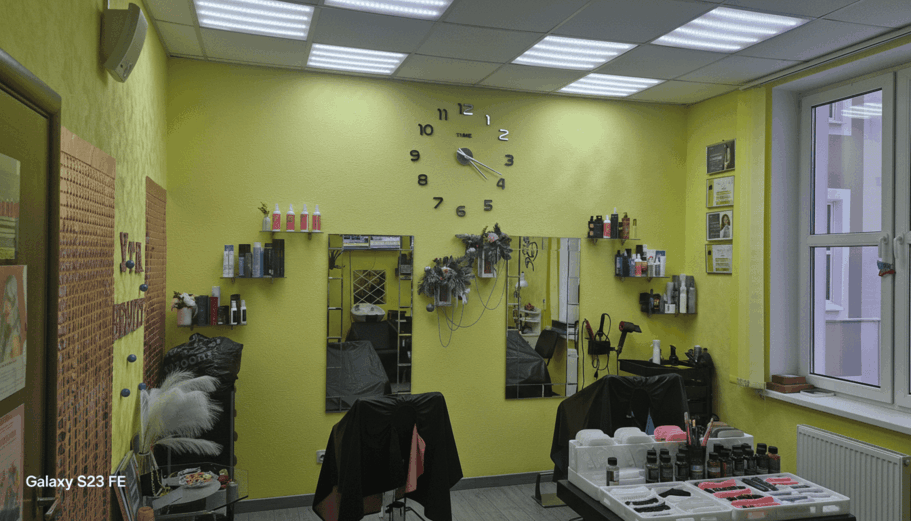 Парикмахерский зал с зеркалами и профессиональной косметикой