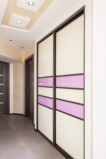 Встроенный шкаф купе двери кремовые с четырьмя лиловыми вставками