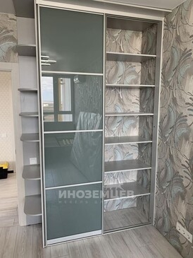 Современный встроенный шкаф-купе в детскую: функциональность и яркий дизайн