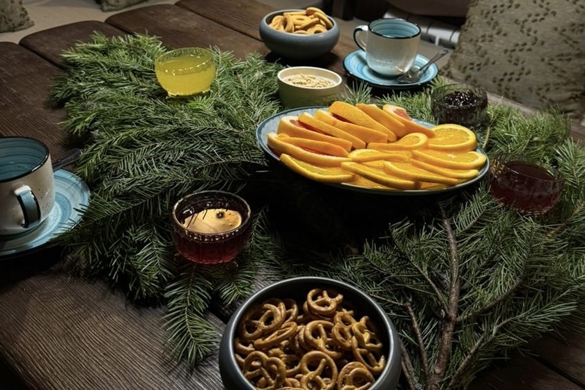 Испить горного Хоста-чая с алтайским медом, дикой брусникой и кедровым орехом