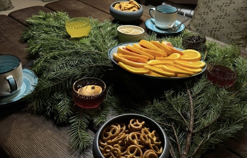 Испить горного Хоста-чая с алтайским медом, дикой брусникой и кедровым орехом