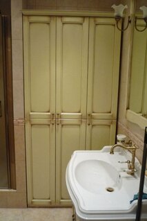 Встроенный распашной шкаф из массива дерева в ванной