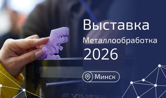 Специалист с инструментом для пусконаладочных работ: гаечный ключ и чемодан с оборудованием.