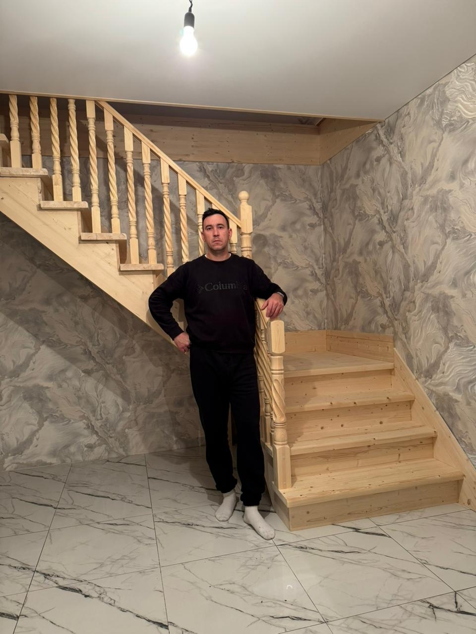 Изготовление и монтаж поворотной лестницы на второй этаж из дерева в Уфе, Уфимском районе 