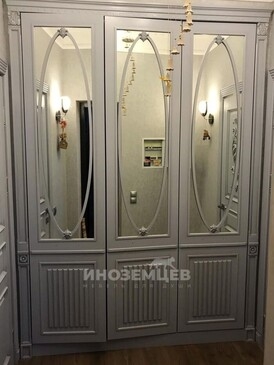 Дизайнерский светлый шкаф с зеркальными дверями в классическом стиле для прихожей