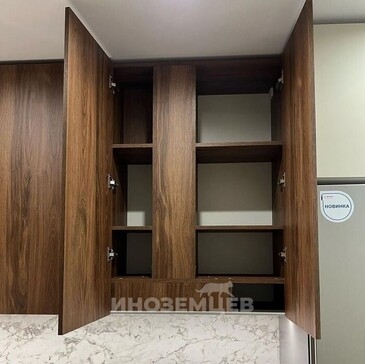 Угловая маленькая кухня с встроенной техникой