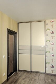Встроенный шкаф купе для детской дверцы кремовые