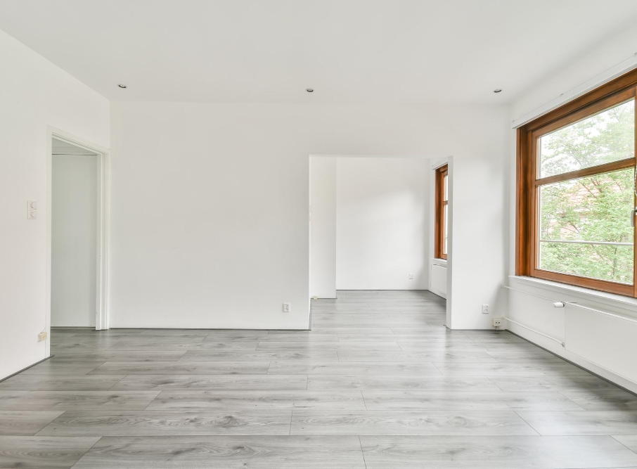 Чистовая отделка: окраска стен, монтаж дверей