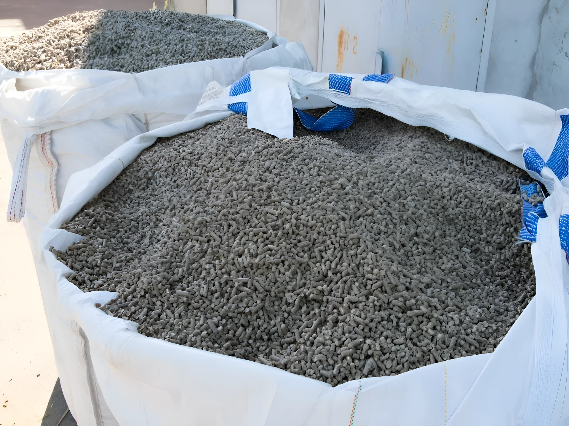 Серые пеллеты