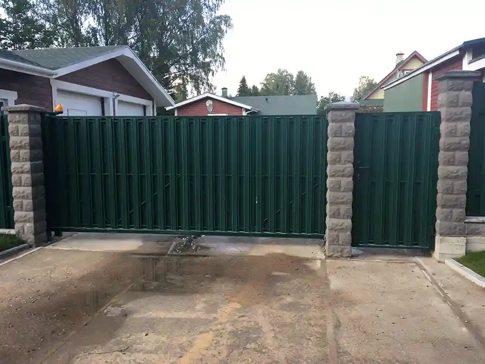 Ворота откатные на блочных столбах зеленого цвета 