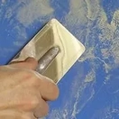 Идеально ровная стена с блеском после отделки венецианской штукатуркой. Профессиональная отделка 