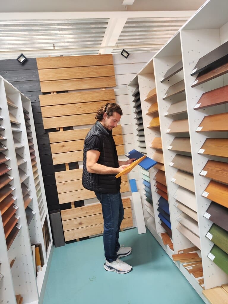 350 цветов покраски лиственницы в наших шоу-румах