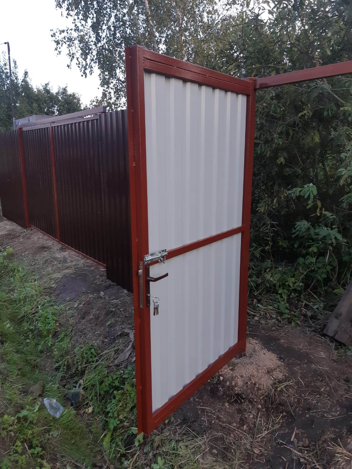 Калитка в рамке с врезным замком