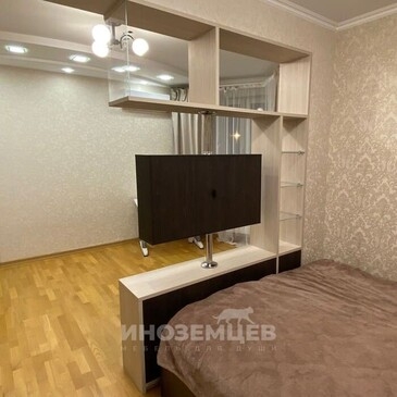 Боковой профиль стеллажа-перегородки с поворотным ТВ-блоком