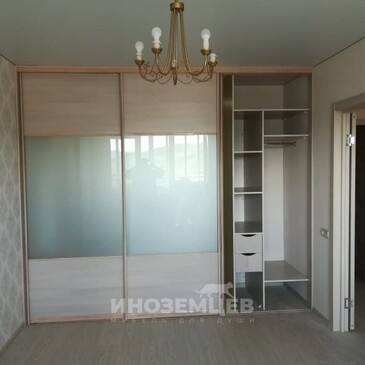 Шкаф купе для разделения комнаты на две части со стеклянными вставками 
