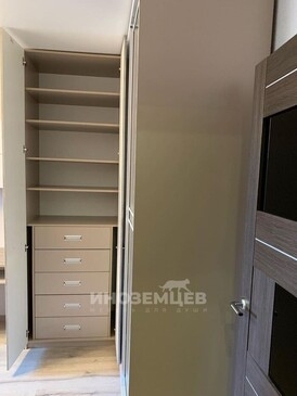 Распашной угловой шкаф в детскую с выдвижными ящиками