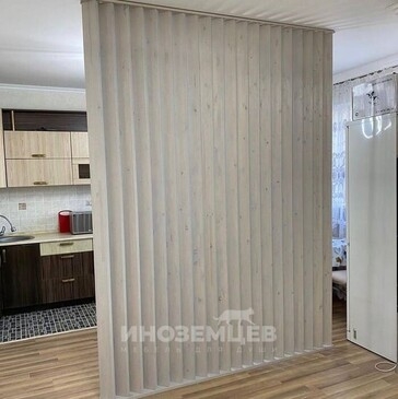 Светлая деревянная декоративная перегородка для кухни зонирование вид со стороны гарнитура