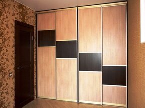 Встроенный шкаф купе в спальне с фасадами из ДСП