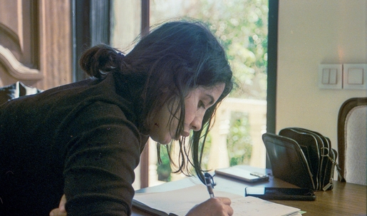 Счастливый студент с эпилепсией в университете