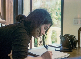 Счастливый студент с эпилепсией в университете