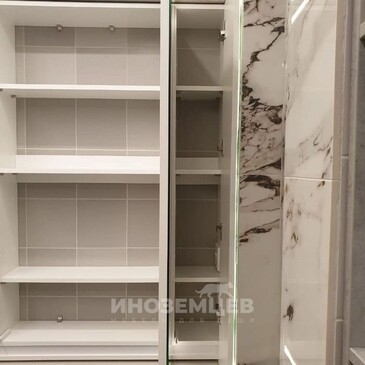 Зеркальный шкаф для ванной с подсветкой, вид на внутренние полки и конструкцию фасада