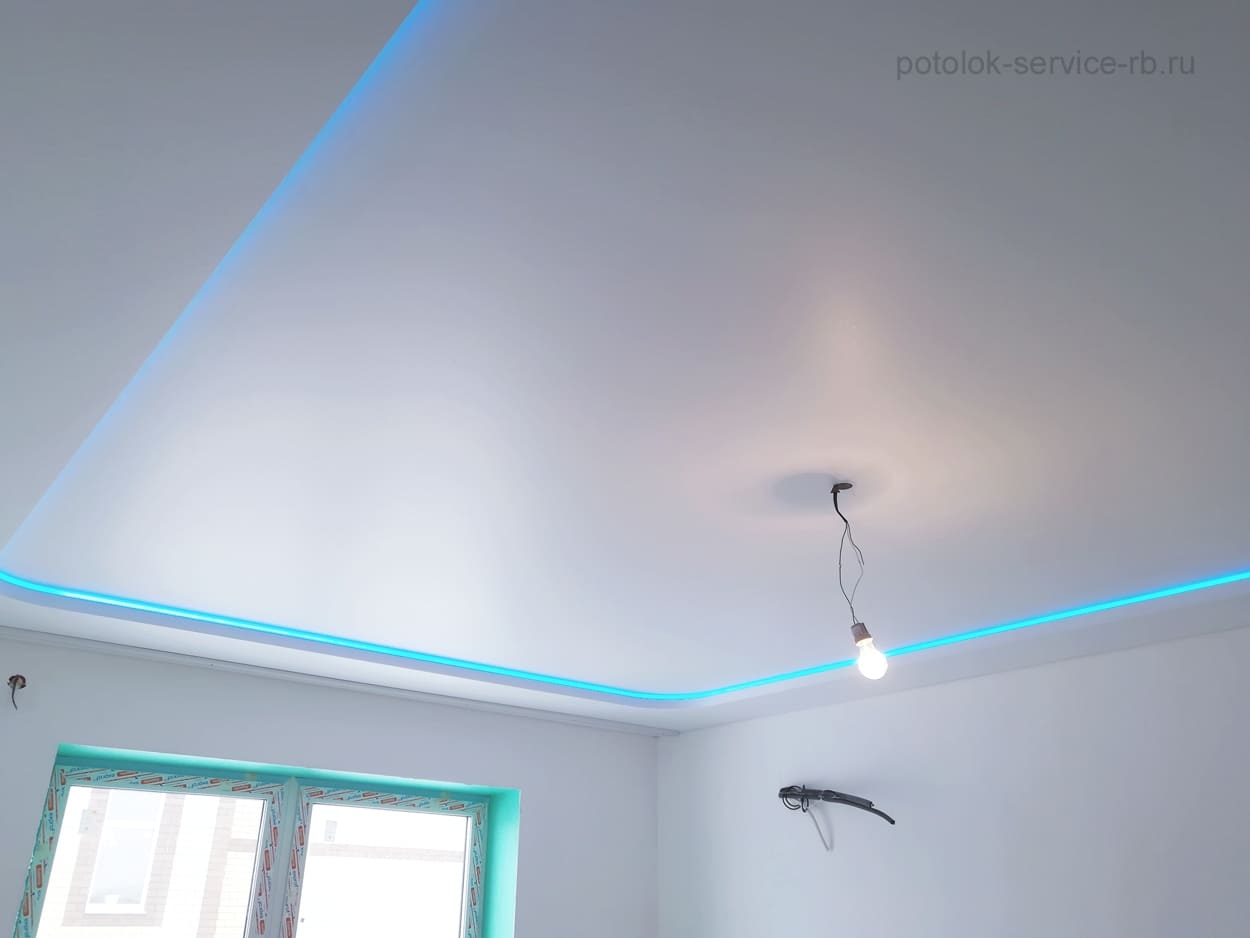 Двухуровневый натяжной потолок с диодной подсветкой