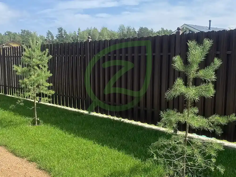 Забор из штакетника коричневый  8017