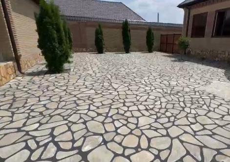 Двор из серой пластушки