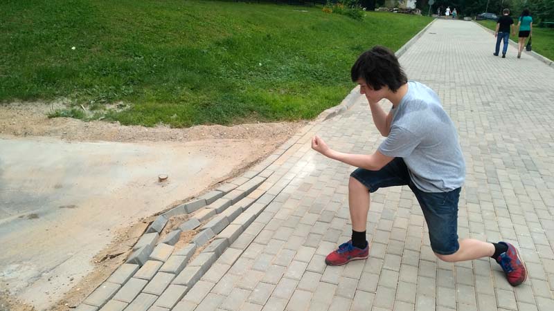 Тротуарная плитка без бордюра — крайние ряды расползлись, швы расширились, трава в щелях