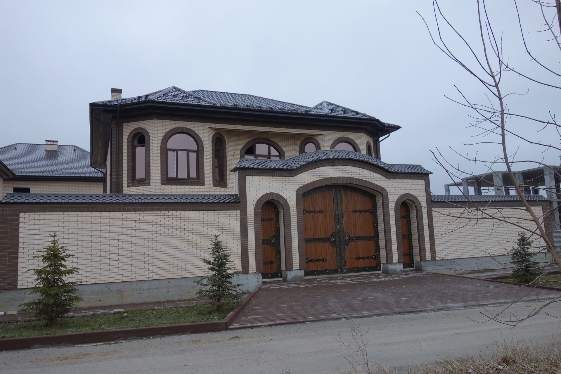 Фасад дома из белого лицевого железногорского кирпича