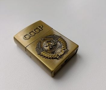 Картинка универсальной зажигалки, в которой можно регулировать пламя