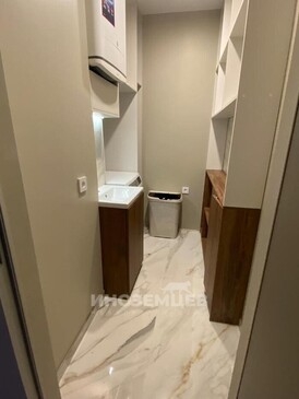 Бельевой шкаф с открытыми полками и тумба под раковину в ванной комнате