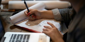 Студент с эпилепсией принимает Петнидан