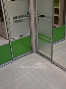 Угловой шкаф в детскую комнату с фасадами в бело-зеленой гамме