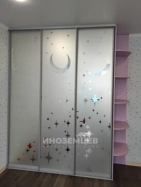 Дизайн шкафа-купе в детскую с рисунком звезд и луны