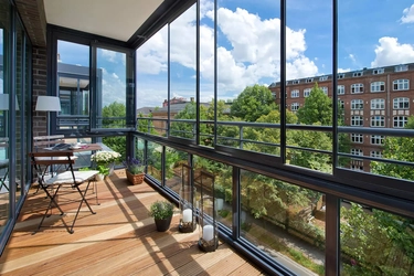 Пример алюминиевого витража в интерьере