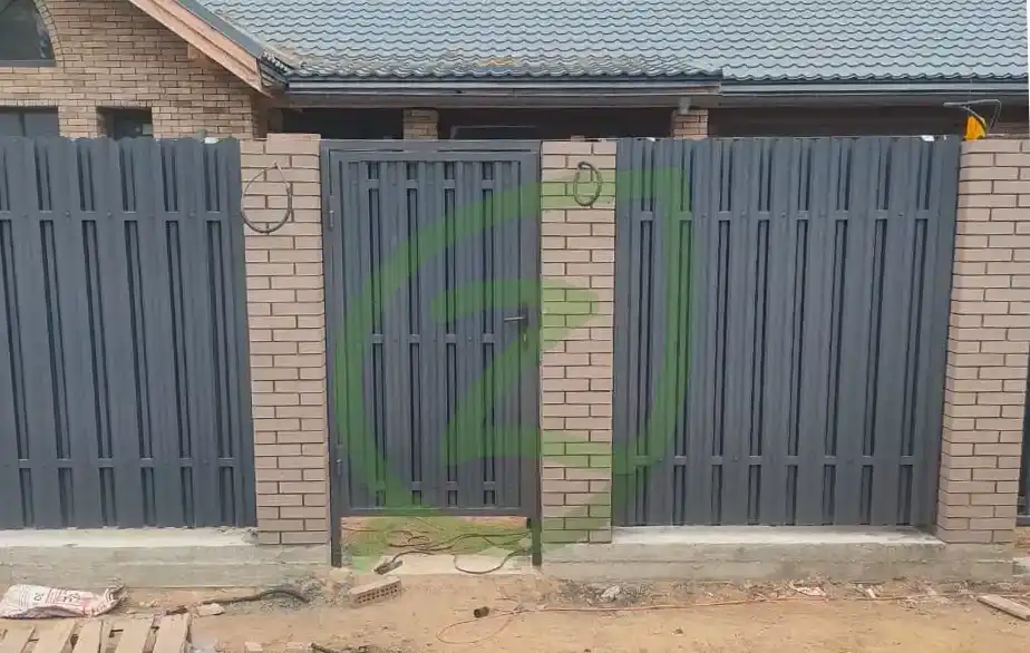 Забор из штакетника на кирпичных столбах цвет 7024