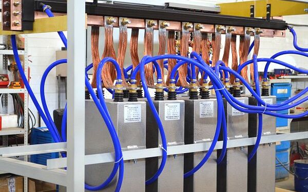 Батарея конденсаторов с водяным охлаждением 