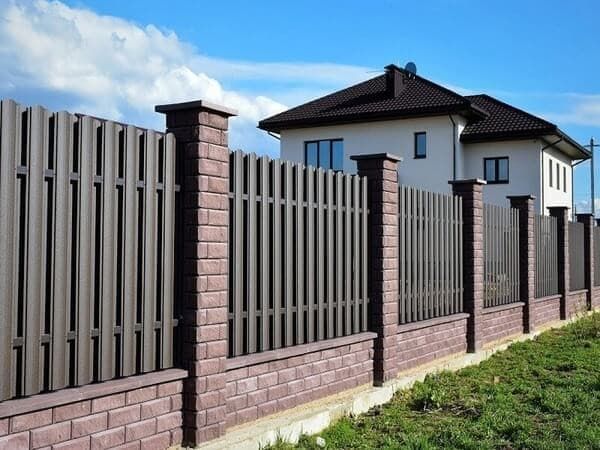 варианты заборов с колоннами из кирпича