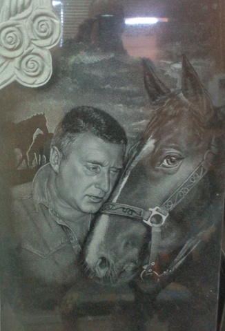 Портрет на памятнике с лошадью, гравировка