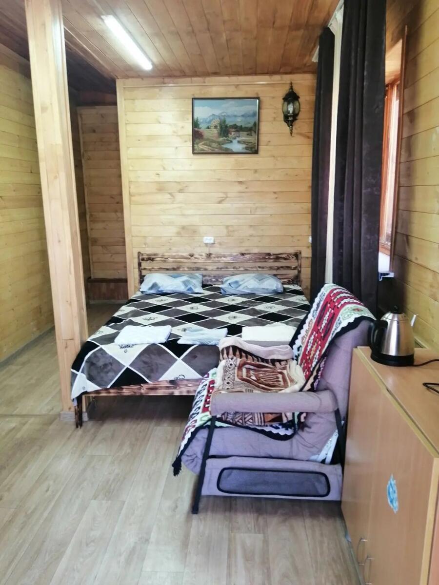 Номер на двоих: двуспальная кровать, раскладное кресло, чайник