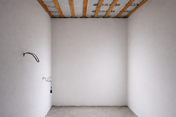 шпаклеванная стена