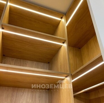 Макро-фото светодиодной подсветки полок внутри шкафа гардеробной